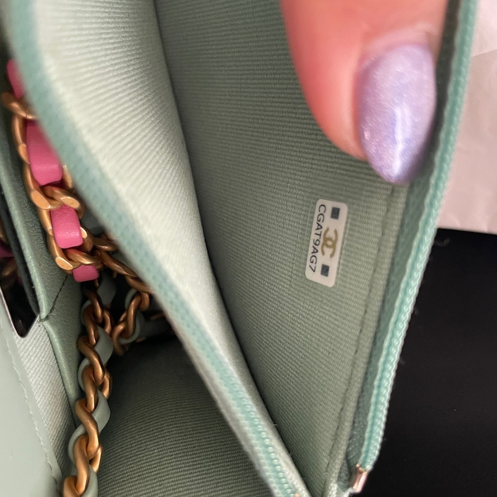 CHANEL Green Quilted Crossbody Bag with Gold Hardware - Picture 7 of 9